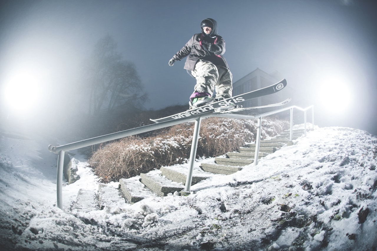 GUIDE: Skal du finne den beste snøen må du ha guide. Rufus Tangen kjenner hver en krik og krok i Østfold, og fant blant annet denne 4-kink railen. Foto: Håkon Jørgensen GUIDE: Skal du finne den beste snøen må du ha guide. Rufus Tangen kjenner hver en krik og krok i Østfold, og fant blant annet denne 4-kink railen. Foto: Håkon Jørgensen