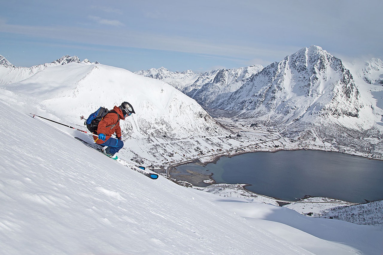 LOFOTEN: Få steder i Norge byr på så flott ski- og snowboardkjøring som Lofoten når forholdene er bra. Det var de forrige helg!  Foto: Nils-Erik Bjørholt