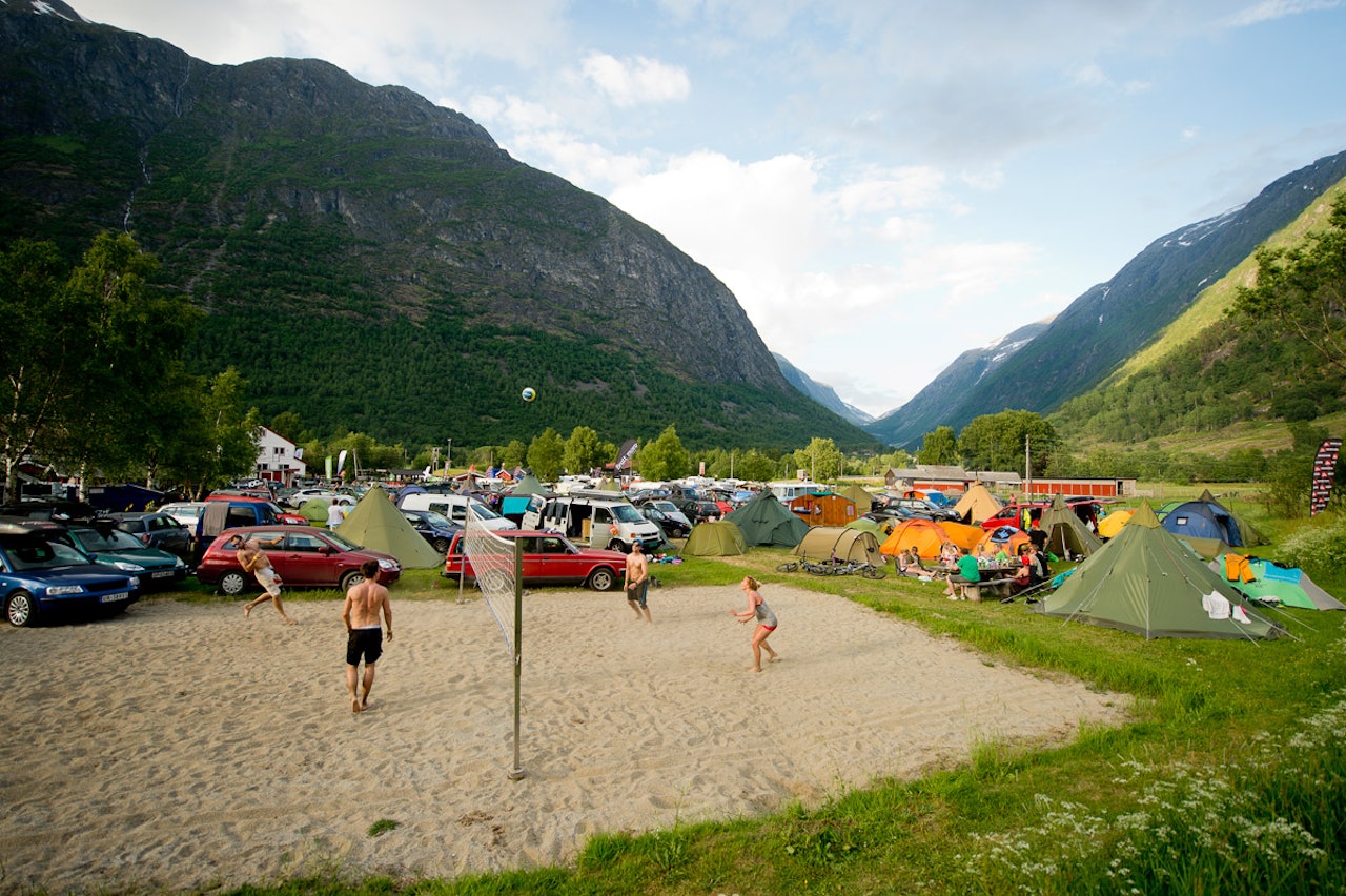SOL, SOMMER OG STRYNEFESTIVAL: Tidenes første Strynefestival i fjor ble en braksuksess, og i juni er tiden inne for ny runde med moro på Stryn og Folven camping. Foto: Vegard Breie SOL, SOMMER OG STRYNEFESTIVAL: Tidenes første Strynefestival i fjor ble en braksuksess, og i juni er tiden inne for ny runde med moro på Stryn og Folven camping. Foto: Vegard Breie