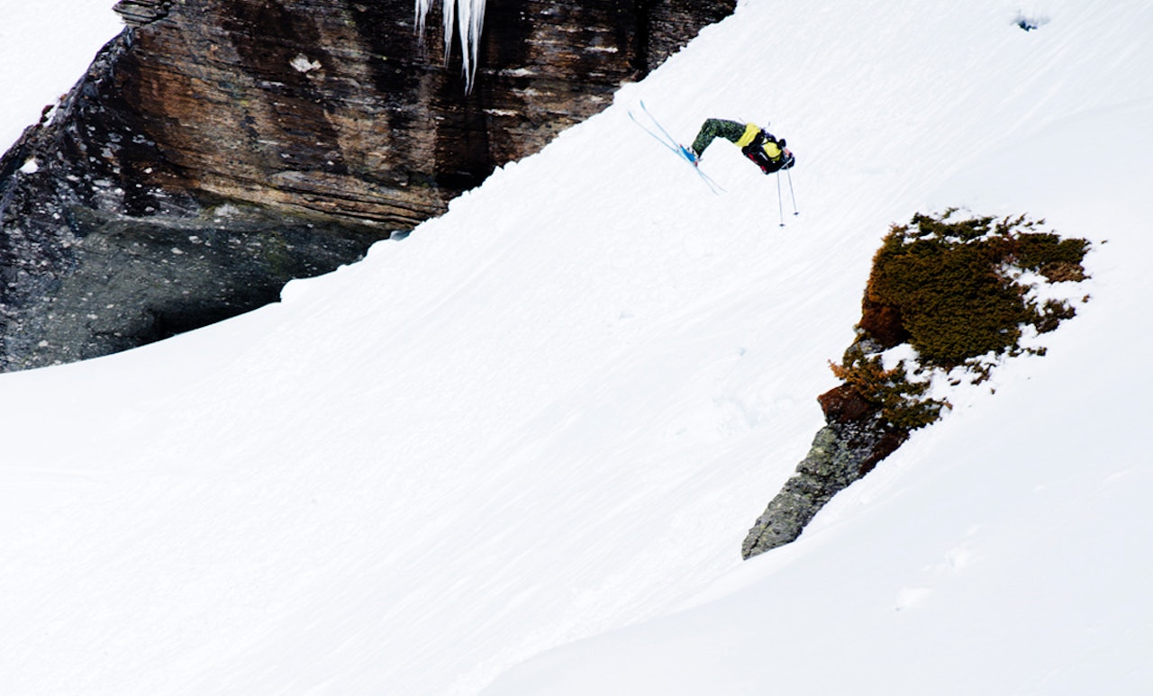 BACKFLIPSJEFEN: Cato Lægreid har -endelig- prøvd baklengs salto ut Vole-klippen i Røldal. Dette bildet er riktignok fra en annen klippe ikke langt unna, for eneste dokumentasjon er fra en fyr som filma med telefonen på høykant. Bilde av Catos ferske prestasjon har vi ikke lyktes å finne. Arkivfoto: Martin I. Dalen BACKFLIPSJEFEN: Cato Lægreid har -endelig- prøvd baklengs salto ut Vole-klippen i Røldal. Dette bildet er riktignok fra en annen klippe ikke langt unna, for eneste dokumentasjon er fra en fyr som filma med telefonen på høykant. Bilde av Catos ferske prestasjon har vi ikke lyktes å finne. Arkivfoto: Martin I. Dalen