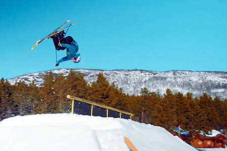 PÅ OG AV: Øystein Bråten flipper på og av railen hjemme hos Andreas Håtveit. PÅ OG AV: Øystein Bråten flipper på og av railen hjemme hos Andreas Håtveit.