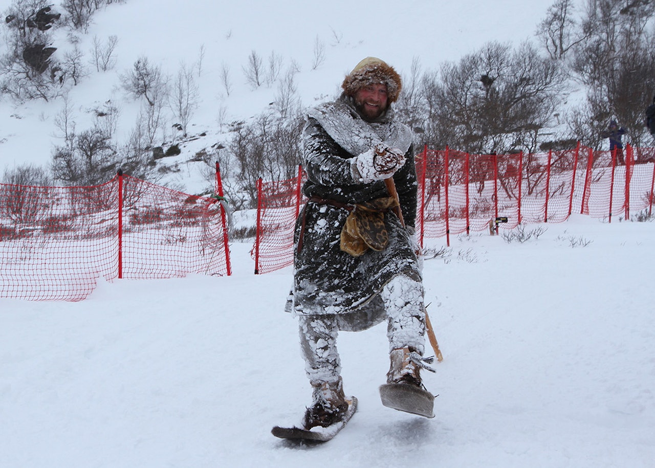 IMPONERENDE: Med disse skiene kjørte Dag Inge Bakke ned løypa til Galhøpiggrennet. Dette er en kopi av Lendbreskia, som er 2700 år gamle. IMPONERENDE: Med disse skiene kjørte Dag Inge Bakke ned løypa til Galhøpiggrennet. Dette er en kopi av Lendbreskia, som er 2700 år gamle.