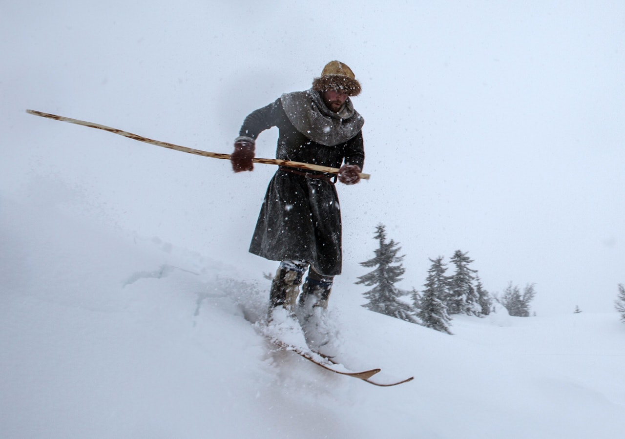 OLD SCHOOL: Dag Inge Bakke er en av få som har kjørt pudder på ski og utstyr anno år 700. Foto: Espen Finstad OLD SCHOOL: Dag Inge Bakke er en av få som har kjørt pudder på ski og utstyr anno år 700. Foto: Espen Finstad