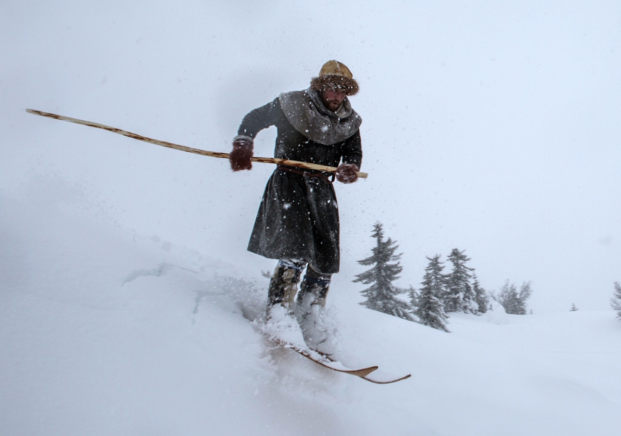 OLD SCHOOL: Dag Inge Bakke er en av få som har kjørt pudder på ski og utstyr anno år 700. Foto: Espen Finstad