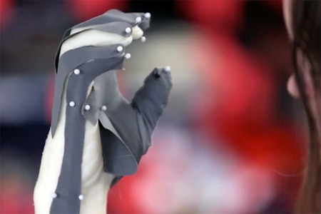 HANSKE: Slik lager Outdoor Research hansker. Foto: Skjermdump HANSKE: Slik lager Outdoor Research hansker. Foto: Skjermdump