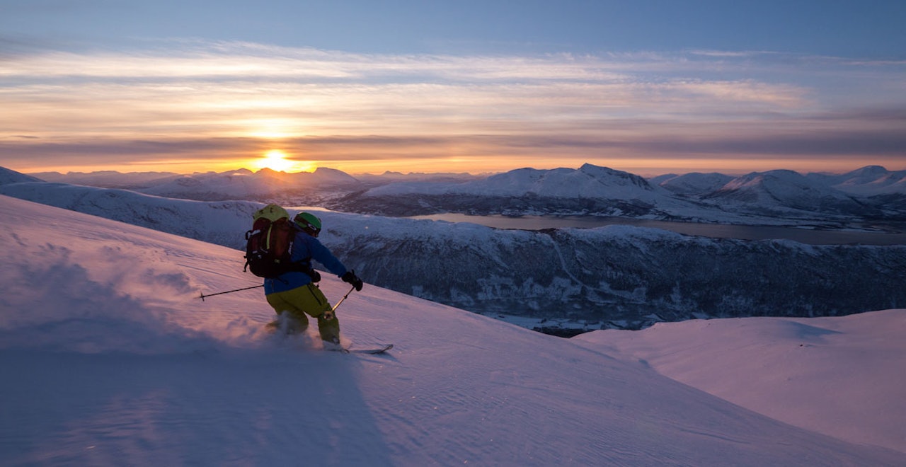 VINNER: Solnedgang, stilig skikjøring, fjell og fjord er en sikker oppskrift for å gjøre det bra i fotokonkurranser. Foto: Timme Ellingjord