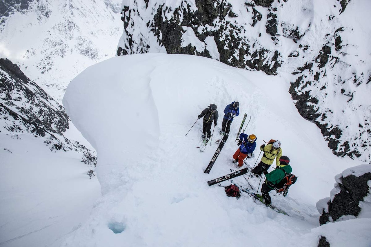 KONSEKVENSANALYSE: Du bør alltid fokusere på konsekvenser og svare på spørsmålet «hva skjer hvis det går et skred nå?». Hvis svaret er at det kan gå veldig dårlig, så bør du holde deg unna, med mindre du er helt sikker på at det ikke kan gå et skred! Du er neppe helt sikker på at det ikke går et skred, og dermed bør du alltid forsøke å unngå terrengfeller. KONSEKVENSANALYSE: Du bør alltid fokusere på konsekvenser og svare på spørsmålet «hva skjer hvis det går et skred nå?». Hvis svaret er at det kan gå veldig dårlig, så bør du holde deg unna, med mindre du er helt sikker på at det ikke kan gå et skred! Du er neppe helt sikker på at det ikke går et skred, og dermed bør du alltid forsøke å unngå terrengfeller.