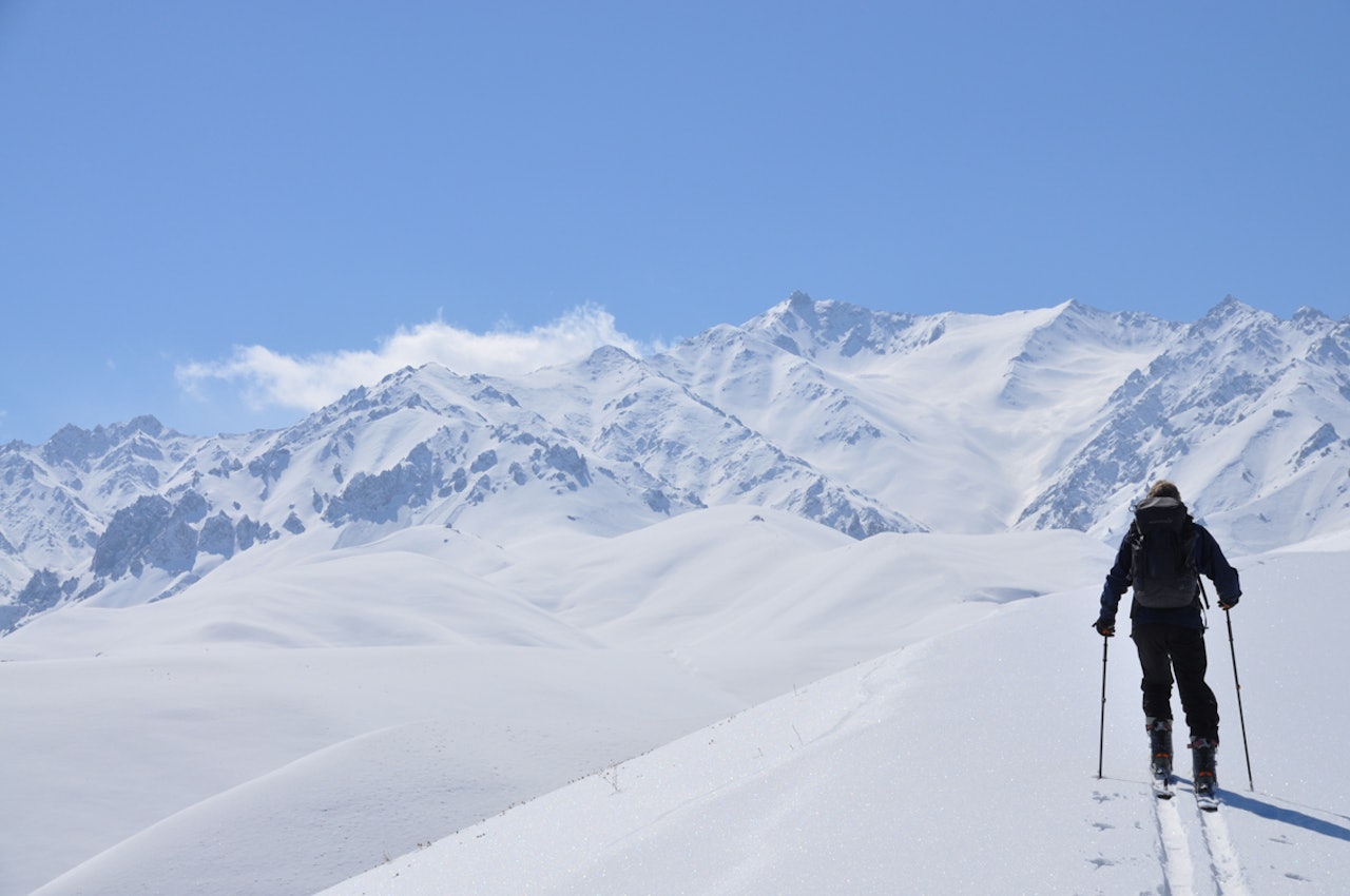 EKSOTISK TOPPTUR: Afghanistan har store og tøffe fjell. Her er Georg Jakhellnn i ferd med å bestige en topp på 3400 moh. Foto: Linda Storhaug Andersen
