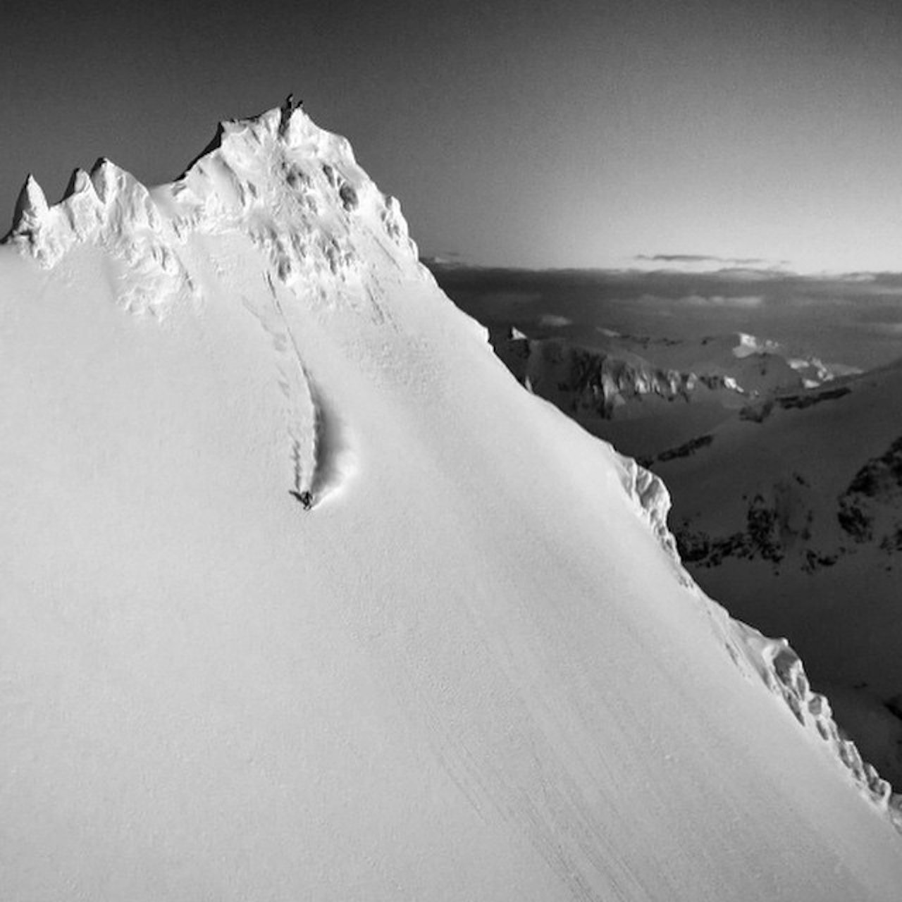 KARSTEN PÅ HJEMMEBANE: Scener med blant andre Karsten Gefle som herjer i fjella på Sunnmøre får sin plass i filmen. Foto: Nuit de la Glisse KARSTEN PÅ HJEMMEBANE: Scener med blant andre Karsten Gefle som herjer i fjella på Sunnmøre får sin plass i filmen. Foto: Nuit de la Glisse