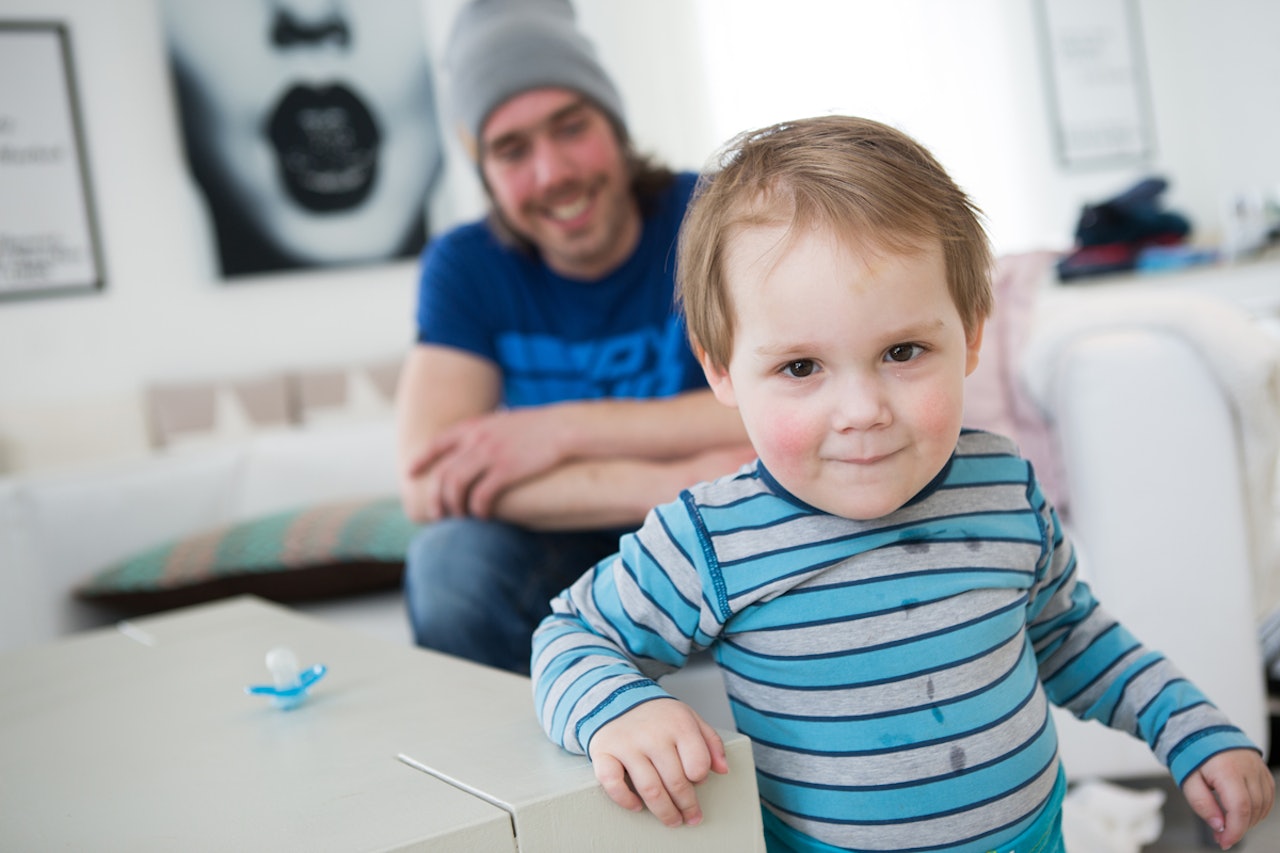 TO MYKE MENN: Han i bakgrunnen er skifilmstjerne i Alaska i disse dager. Han i forgrunnen heter Kaspian, blir to år i juli, og skal mest sannsynlig gå i pappa Eirik Finseths skispor en gang i framtida. Foto: Tore Meirik 