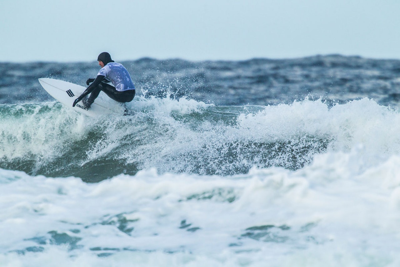 KREVENDE: Australske Wes Schaftenaar vant XWave på tirsdag, i krevende bølger i Ervika. Foto: Marius Beck Dahle