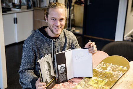 PÅ SIGNERINGSFERD: Andreas Håtveit signerer den splitter nye biografien Triksehopperen i Oslo fredag og Hemsedal lørdag. Foto: Christian Nerdrum PÅ SIGNERINGSFERD: Andreas Håtveit signerer den splitter nye biografien Triksehopperen i Oslo fredag og Hemsedal lørdag. Foto: Christian Nerdrum
