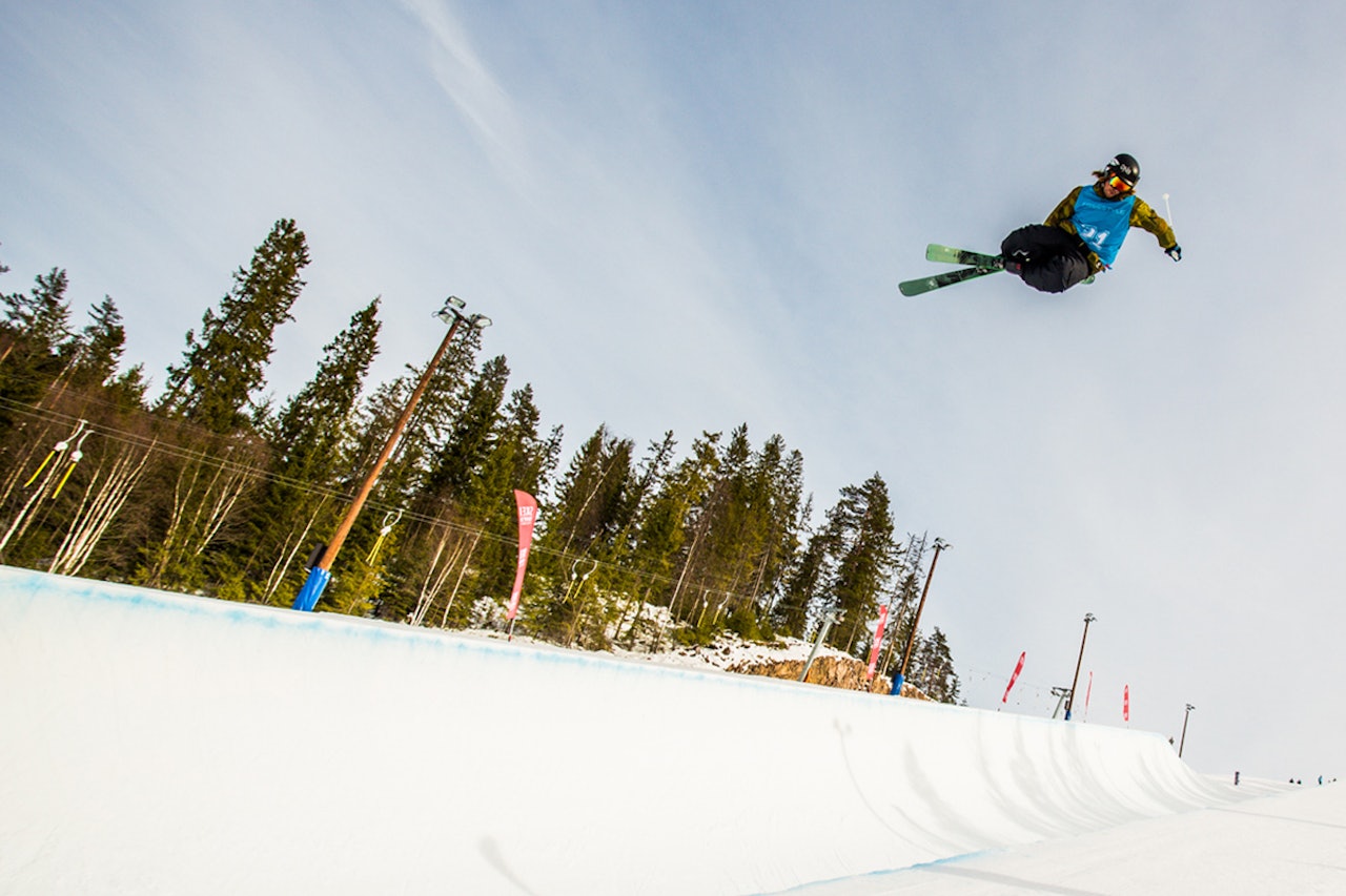 NORSK MESTER: Klaus Finne overrasket med å vinne NM i halfpipe foran landets mest hardtsatsende pipekjører, Jon Anders Lindstad. Foto: Andreas Løve Storm Fausko NORSK MESTER: Klaus Finne overrasket med å vinne NM i halfpipe foran landets mest hardtsatsende pipekjører, Jon Anders Lindstad. Foto: Andreas Løve Storm Fausko