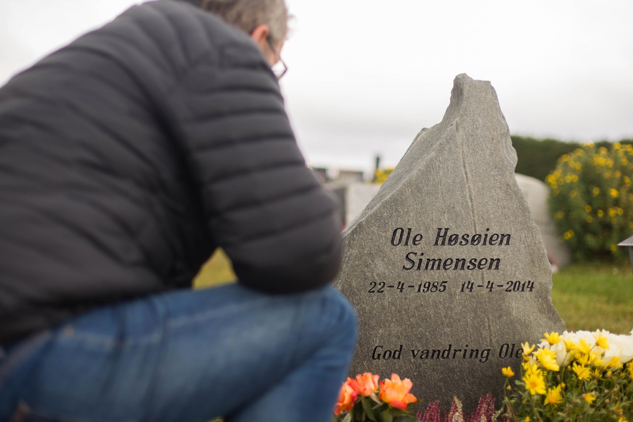 MINNER: Per Simensen og Oles nærmeste familie besøker sønnens grav hver dag. Gravsteinen er formet som Stetind, et fjell Ole hadde planlagt å besøke. Bilde: Tore Meirik