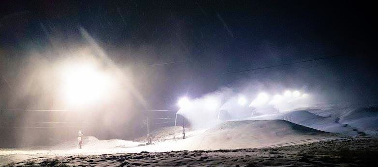 VIERLI: I morgen åpner anlegget med en av Norges beste terrengparker, med to hopp og flere rails. Bildet er fra snøproduksjon natt til i går. VIERLI: I morgen åpner anlegget med en av Norges beste terrengparker, med to hopp og flere rails. Bildet er fra snøproduksjon natt til i går.