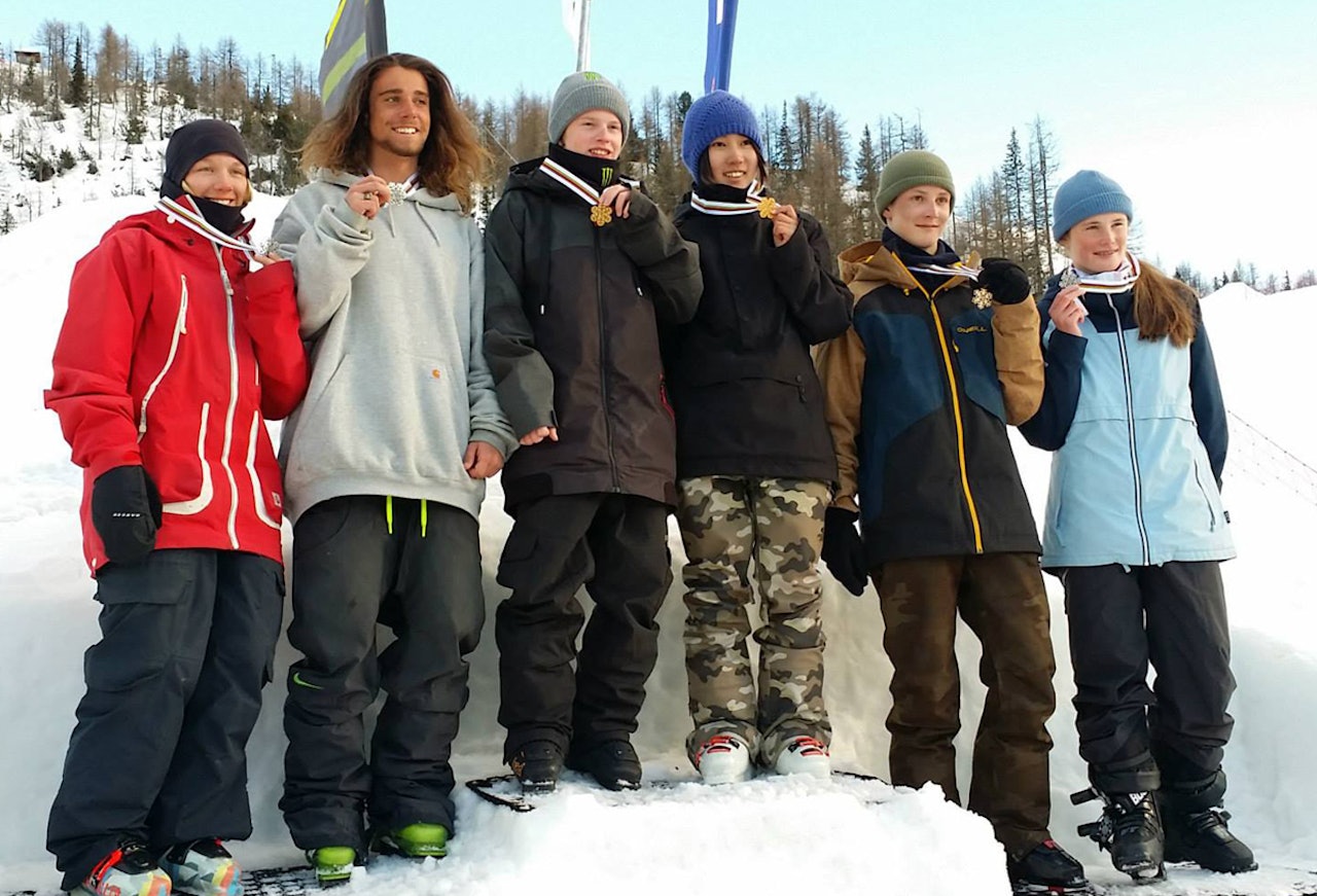 GOD NORSK INNSATS: Sandra Eie (til venstre) tok sølv i Junior-VM og Birk Ruud (nummer to fra høyre) tok bronsen. Foto: FIS GOD NORSK INNSATS: Sandra Eie (til venstre) tok sølv i Junior-VM og Birk Ruud (nummer to fra høyre) tok bronsen. Foto: FIS
