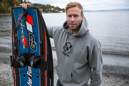 JETSURF´S UP! På en superavansert jetski med vekt på bare 15 kilo fikk Andreas Wiig seg en surftur på paddeflatt vann i Oslofjorden. Bilde: Christian Nerdrum