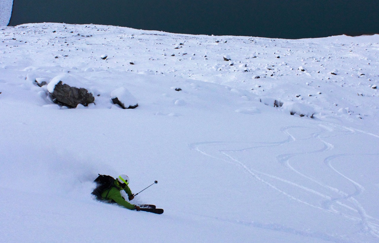 SOGN: Morten Christensen fant godsakene. Her kjører han pudder ned mot Styggevatnet i Jotunheimen. Foto: Asgeir Rusti 