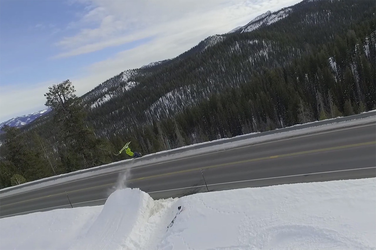 STUNT: Her tar han dobbel backflip over veien. Foto: Skjermdump STUNT: Her tar han dobbel backflip over veien. Foto: Skjermdump
