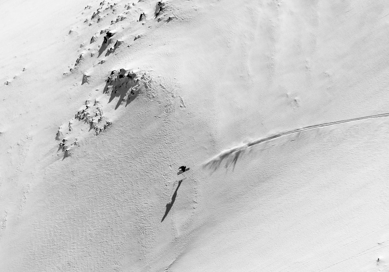 GAUSTATOPPEN: I Kong Vinter 5 var gjengen på Gaustatoppen med helikopter. Det er en kombinasjon det blir fine bilder av. Her er det John-Håvard Grøgård som setter fart foran filmkameraene. Foto: Daniel Tengs GAUSTATOPPEN