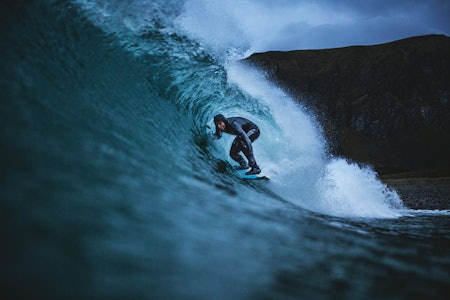 SURFER: Joackim Guichard surfer en av bølgene i Lofoten. Foto: Red Bull