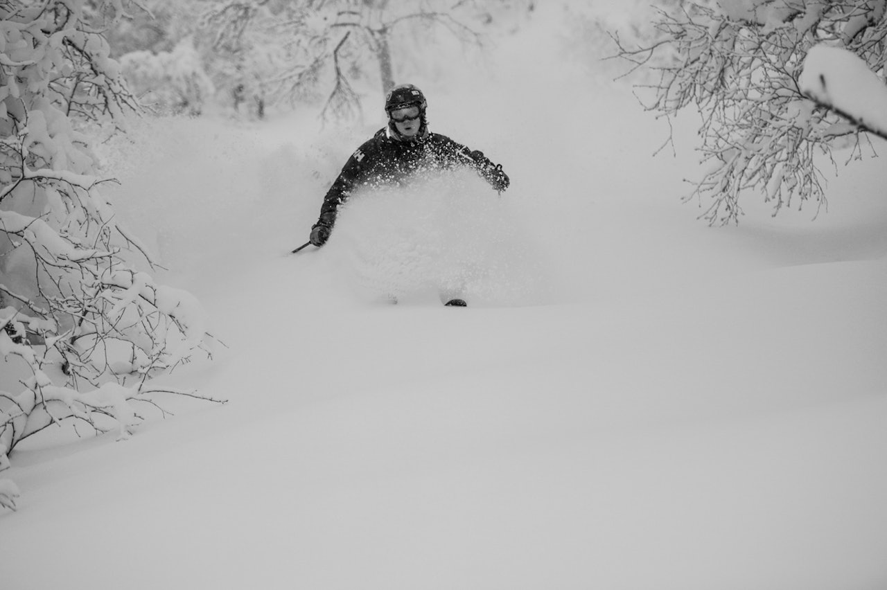 GOD START: Sondre Dan Lindkjølen nyter nysnøen i Myrkdalen. I podden får du vite omtrent hvor bildet er tatt. Foto: Sverre Hjørnevik