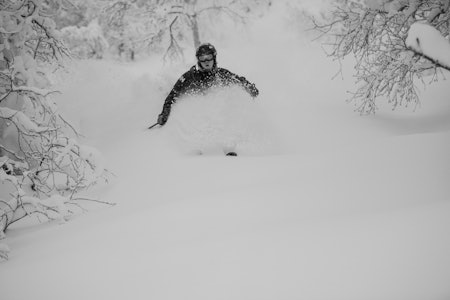 GOD START: Sondre Dan Lindkjølen nyter nysnøen i Myrkdalen. I podden får du vite omtrent hvor bildet er tatt. Foto: Sverre Hjørnevik GOD START: Sondre Dan Lindkjølen nyter nysnøen i Myrkdalen. I podden får du vite omtrent hvor bildet er tatt. Foto: Sverre Hjørnevik