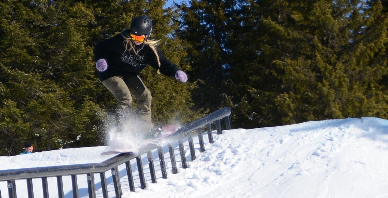 Railjam: Flere av jentene imponerte da de stilte opp på Megaparks railjaim. Line Wold Moen på vei ned kink-railen. Foto: Atle Olsen Railjam: Flere av jentene imponerte da de stilte opp på Megaparks railjaim. Line Wold Moen på vei ned kink-railen. Foto: Atle Olsen