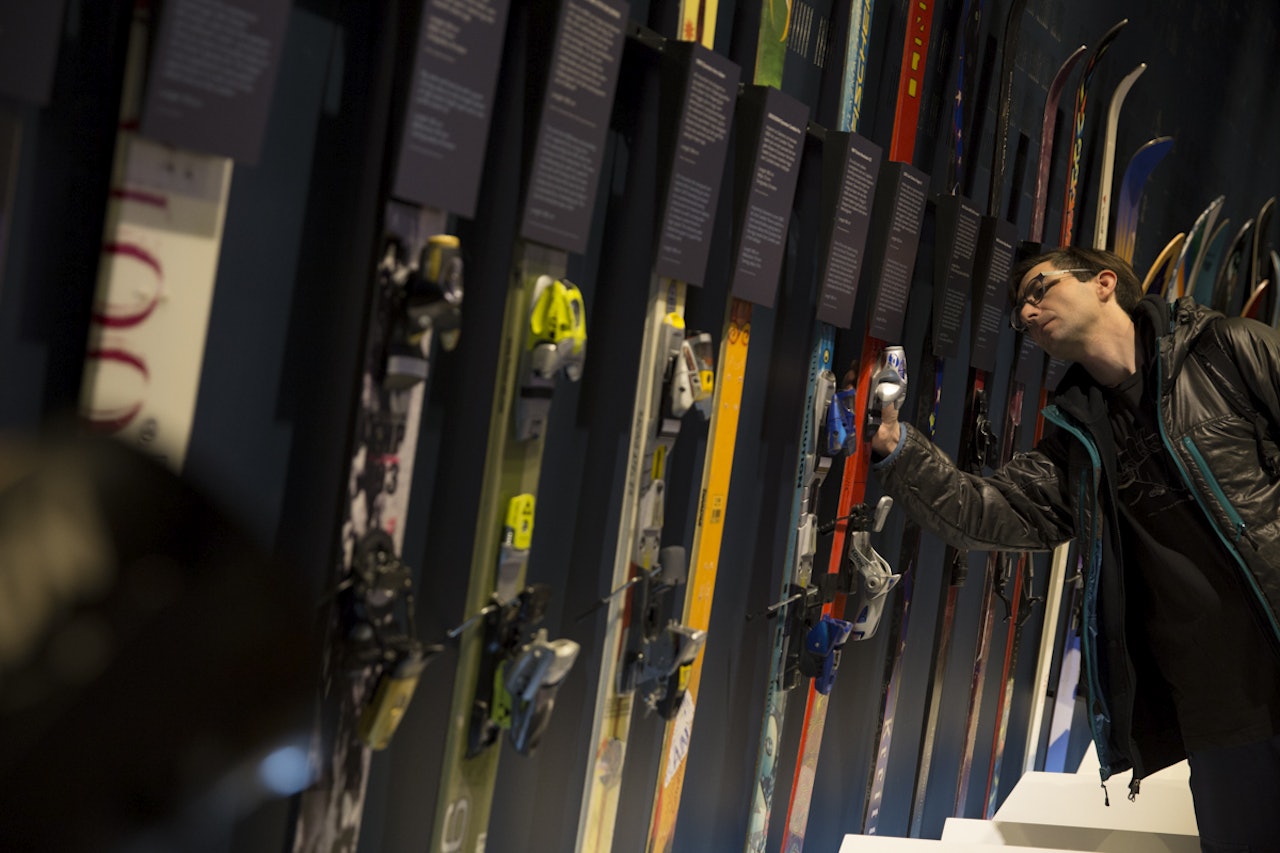 INN I VARMEN: Nå er moderne skikjøring tatt inn i varmen på Skimuseet. Lars-Kristian Haugen har hatt ansvaret med å skaffe skiene. Foto: Hans Petter Hval
