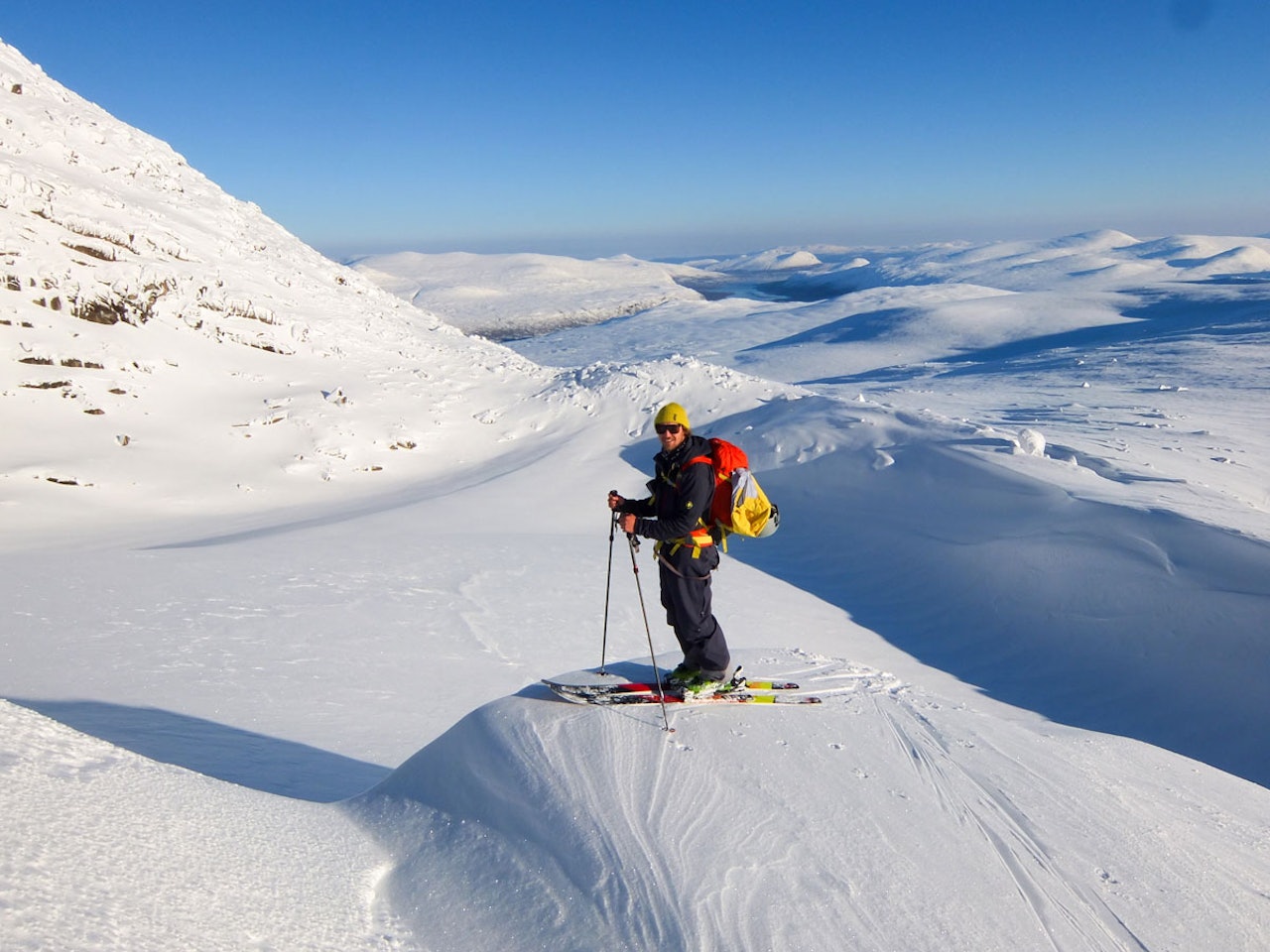 OVER SNITTET STOKA: Ole Kristian Strøm er en sånn fyr som blir EKSTREMT glad når han får kjørt sesongens første svinger, gjort sesongens første huck og ikke minst: Sesongens første kræsj. Alt ser du i filmen. Foto: Øyvind Bertelsen OVER SNITTET STOKA: Ole Kristian Strøm er en sånn fyr som blir EKSTREMT glad når han får kjørt sesongens første svinger, gjort sesongens første huck og ikke minst: Sesongens første kræsj. Alt ser du i filmen. Foto: Øyvind Bertelsen