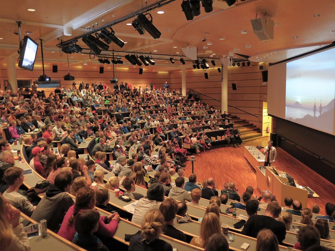 FYLT OPP: Auditoriet på Universitetet i Tromsø var fylt til randen under Skredseminaret torsdag. Foto: Espen Nordahl