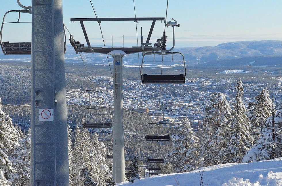 OPPGRADERING: Denne 4-seteren blir nå byttet ut med en nyere 6-seter. Foto: Kongsberg skisenter. OPPGRADERING: Denne 4-seteren blir nå byttet ut med en nyere 6-seter. Foto: Kongsberg skisenter.