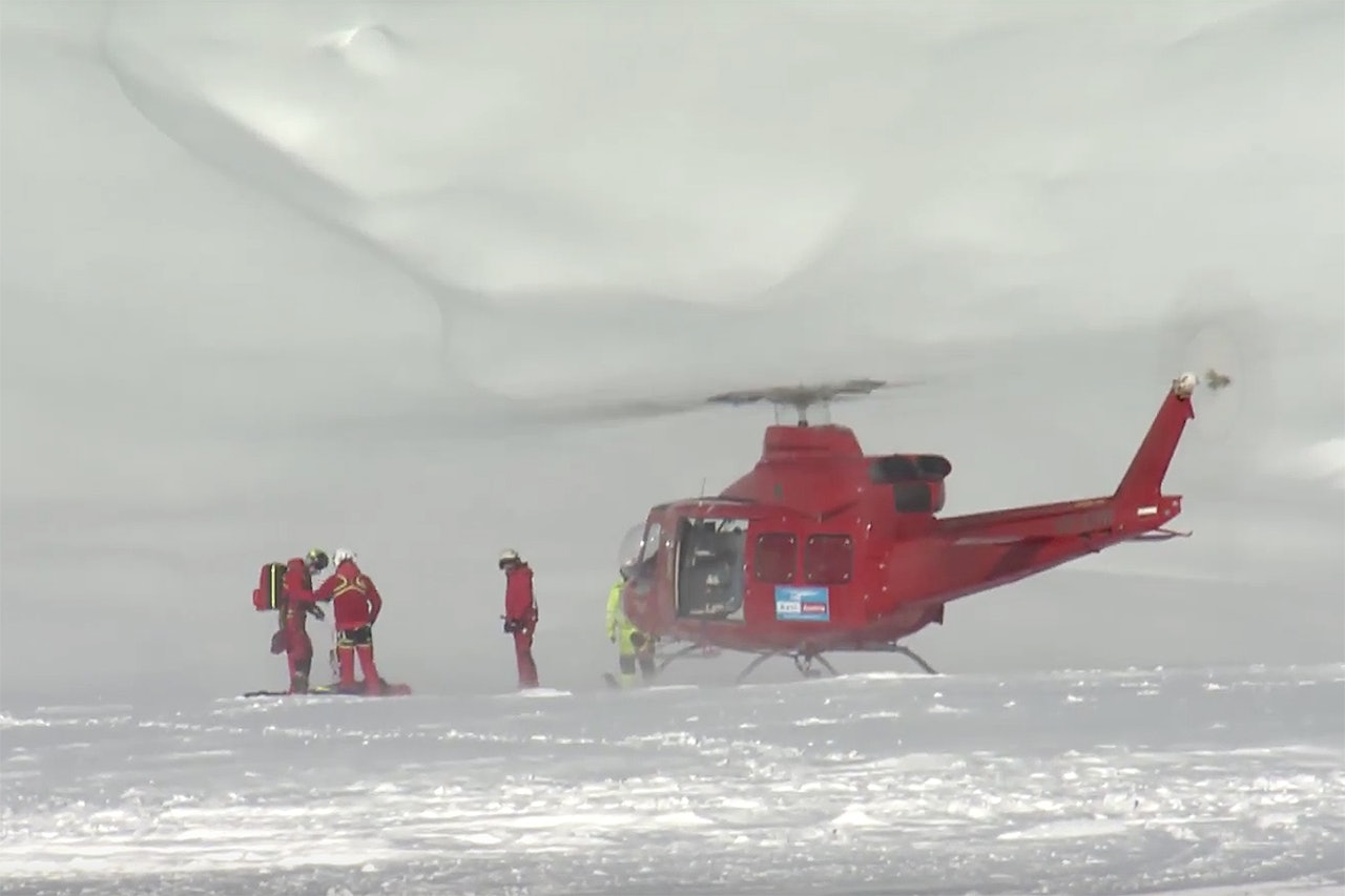 HENTET: Her blir Hazel Birnbaum hentet av helikopter.