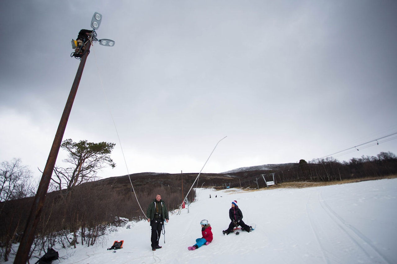FREESKIKLUBBEN KJØPER LYS: Kjørerne i Oppdal Freeski er lei av å trene i mørket, så nå har klubben kjøpt flomlys til terrengparken i Oppdal skisenter for å sikre bedre treningsforhold. Freeskipappa Gorm Bjerkås fester de splitter nye lampene på de splitter nye stolpene, sikret av kollega og styremedlem i Oppdal Freeski, Tore Bjørndalsæter. Foto: Tore Meirik FREESKIKLUBBEN KJØPER LYS: Kjørerne i Oppdal Freeski er lei av å trene i mørket, så nå har klubben kjøpt flomlys til terrengparken i Oppdal skisenter for å sikre bedre treningsforhold. Freeskipappa Gorm Bjerkås fester de splitter nye lampene på de splitter nye stolpene, sikret av kollega og styremedlem i Oppdal Freeski, Tore Bjørndalsæter. Foto: Tore Meirik