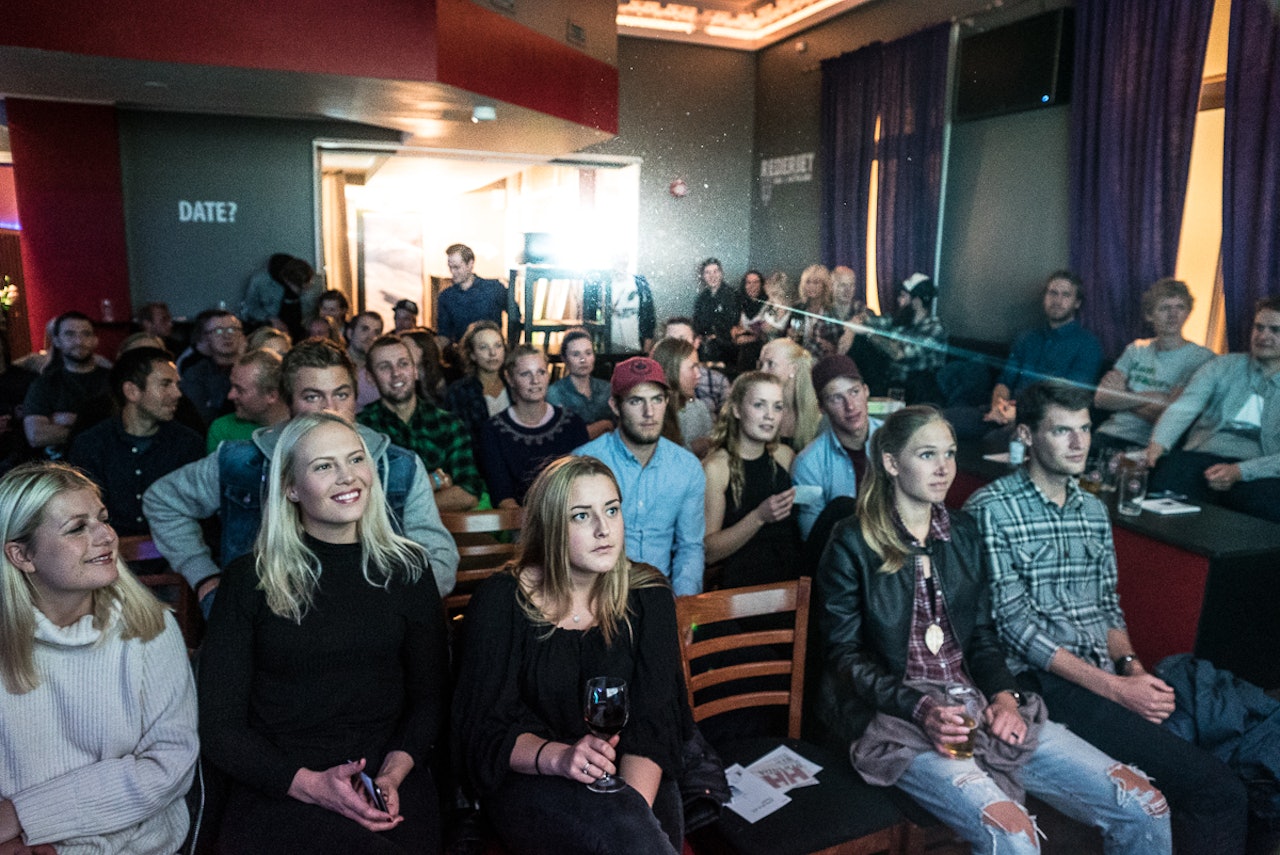 SPENT: Publikum i Kristiansand venter i spenning på en av de tre skiflmene. Foto: Bård Basberg
