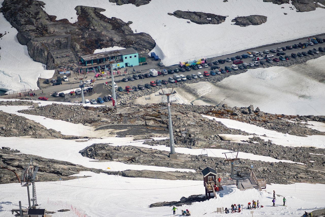 INGEN TOPPHEIS: Det blir en ny sommer uten toppheis på Stryn, men sommerskisenterets nye eier lover at det ikke er en permanent løsning. Foto: Emil Eriksson INGEN TOPPHEIS: Det blir en ny sommer uten toppheis på Stryn, men sommerskisenterets nye eier lover at det ikke er en permanent løsning. Foto: Emil Eriksson
