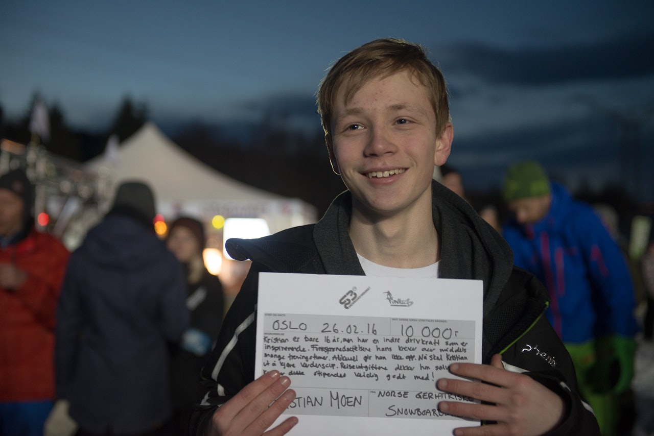 Storfornøyd Kristian Moen etter å ha mottatt 10.000 kroner i stipend. Foto: Peter Gløersen Storfornøyd Kristian Moen etter å ha mottatt 10.000 kroner i stipend. Foto: Peter Gløersen