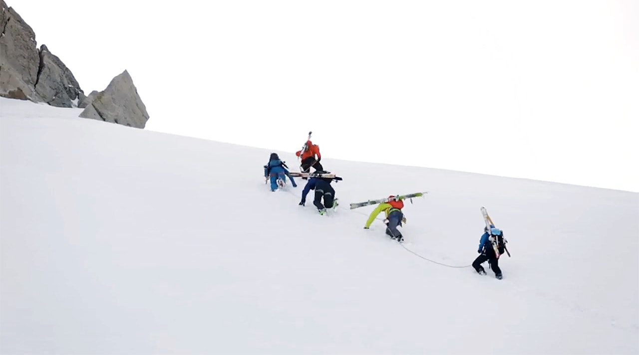 CAMP: Mens andre klatret var noen på topptur. Foto: Skjermdump CAMP: Mens andre klatret var noen på topptur. Foto: Skjermdump