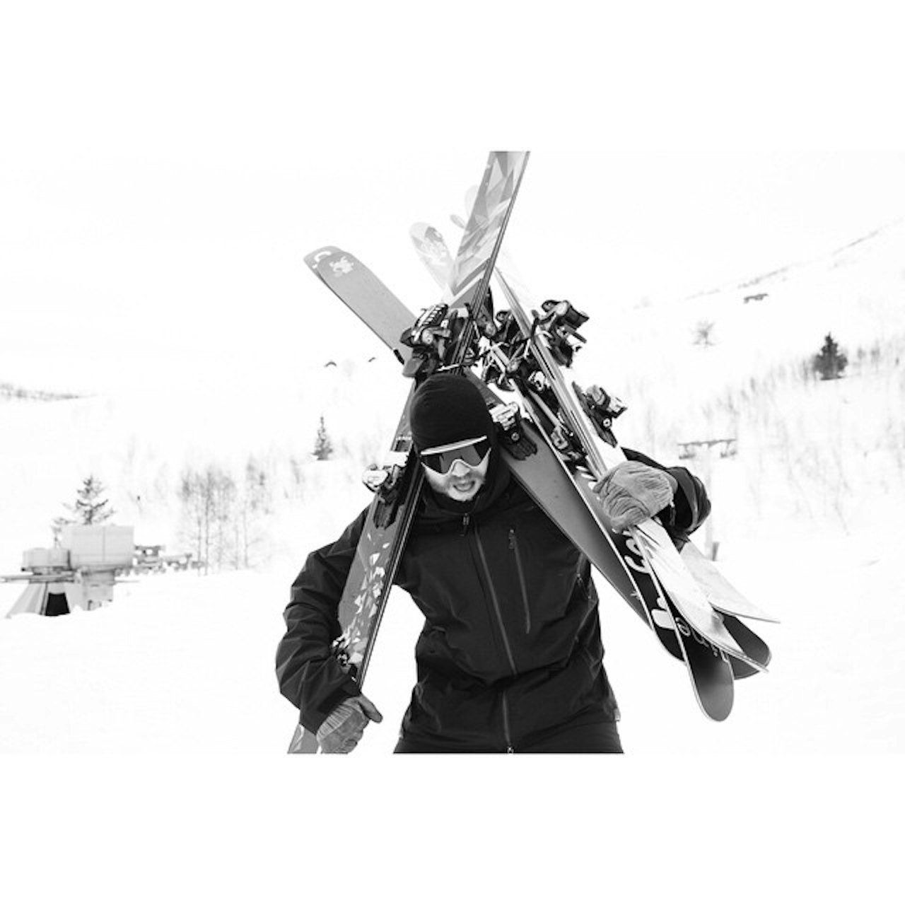 GOD BØR Å BÆRE: Skitesten er mange ting – blant annet mye, mye bæring. Her er Hans Petter Hval i aksjon. Foto: Lars-Kristian Haugen