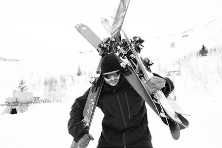GOD BØR Å BÆRE: Skitesten er mange ting – blant annet mye, mye bæring. Her er Hans Petter Hval i aksjon. Foto: Lars-Kristian Haugen