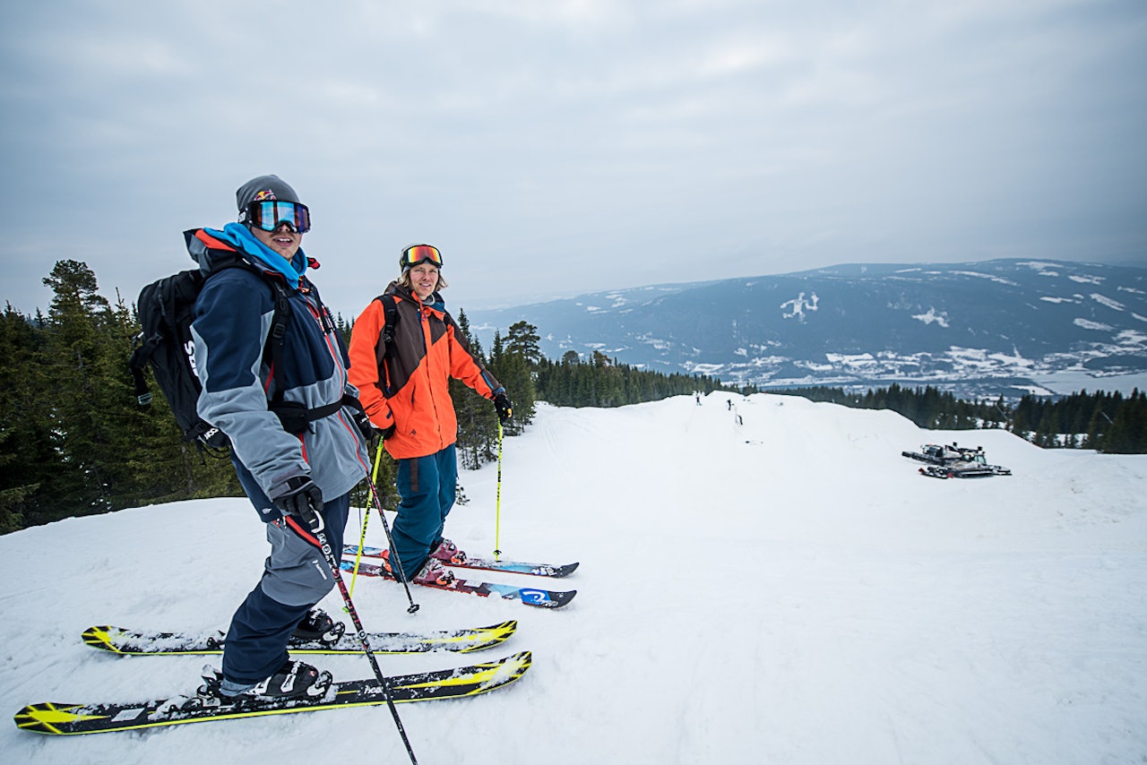 UT PÅ TUR: PK Hunder stilte opp med toppturbindinger på de breie skiene, feller i sekken og Anders Backe, da han inspiserte Megaparken på Hafjell i går. Foto: Vegard Breie