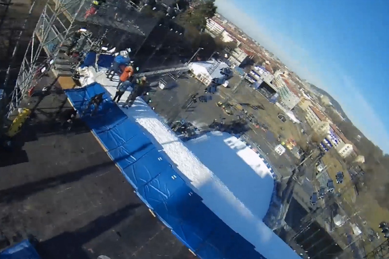 HOPP: Tiril Sjåstad Christiansen i lufta. Foto: Skjermdump HOPP: Tiril Sjåstad Christiansen i lufta. Foto: Skjermdump