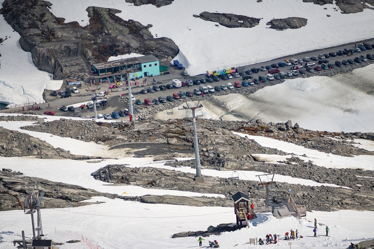 SELGES: Stryn Sommerskisenter gikk konkurs i høst, og denne uka foregår budrunde for å selge skisenteret. Foto: Emil Eriksson SELGES: Stryn Sommerskisenter gikk konkurs i høst, og denne uka foregår budrunde for å selge skisenteret. Foto: Emil Eriksson