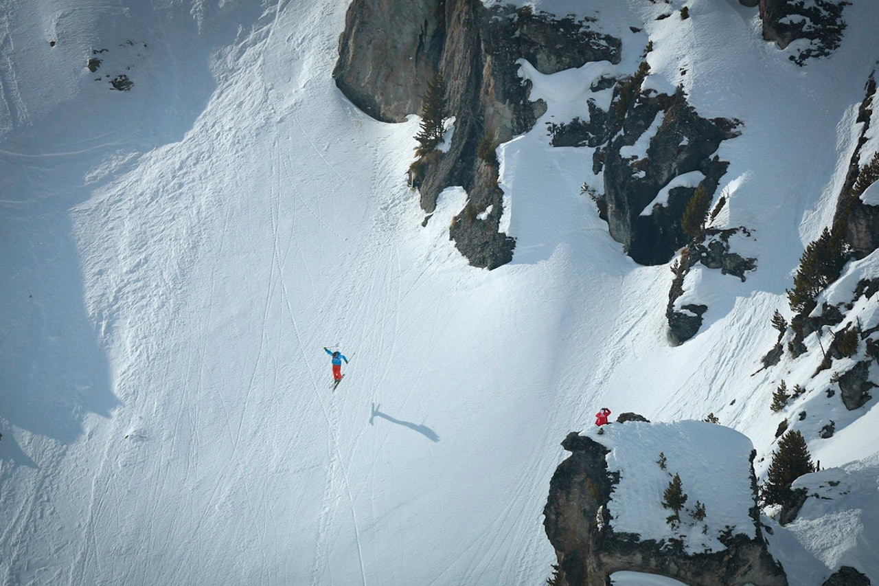 IMPONERTE ALLE: Her er Dennis Risvoll i ferd med å lande en vanvittig stor backflip i Nendaz. Landinga stompa han, men det ble verre da han skulle få snøen ut av skibrillene i 100 km/t like etter. Foto: Germain Arias-Schreiber IMPONERTE ALLE: Her er Dennis Risvoll i ferd med å lande en vanvittig stor backflip i Nendaz. Landinga stompa han, men det ble verre da han skulle få snøen ut av skibrillene i 100 km/t like etter. Foto: Germain Arias-Schreiber