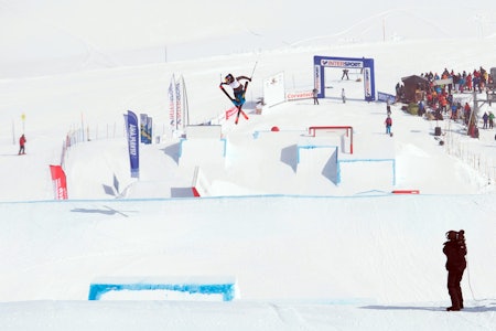 PARADETRIKS: Ingen jenter gjør switch 900 tailgrab like bra som Tiril Sjåstad Christiansen. Her gjør hun trikset på vei til seier i Silvaplana lørdag. Foto: Tore Meirik PARADETRIKS: Ingen jenter gjør switch 900 tailgrab like bra som Tiril Sjåstad Christiansen. Her gjør hun trikset på vei til seier i Silvaplana lørdag. Foto: Tore Meirik