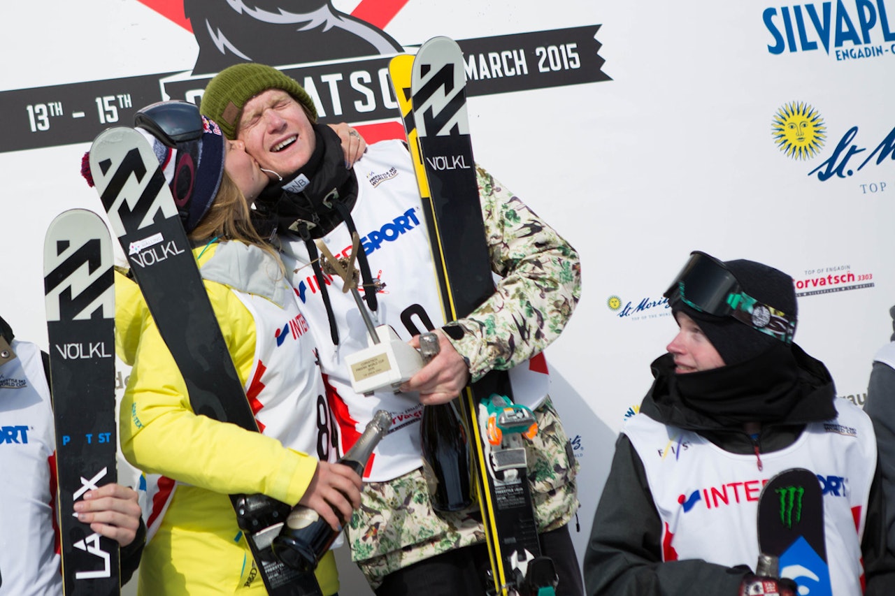 VINNERNE: Felix Usterud tok sin første seier i en stor internasjonal konkurranse lørdag, og vant i tillegg verdenscupen sammenlagt. Da ble det en gratulasjons-smask fra Tiril Sjåstad Christiansen på toppen av pallen. Foto: Tore Meirik VINNERNE: Felix Usterud tok sin første seier i en stor internasjonal konkurranse lørdag, og vant i tillegg verdenscupen sammenlagt. Da ble det en gratulasjons-smask fra Tiril Sjåstad Christiansen på toppen av pallen. Foto: Tore Meirik