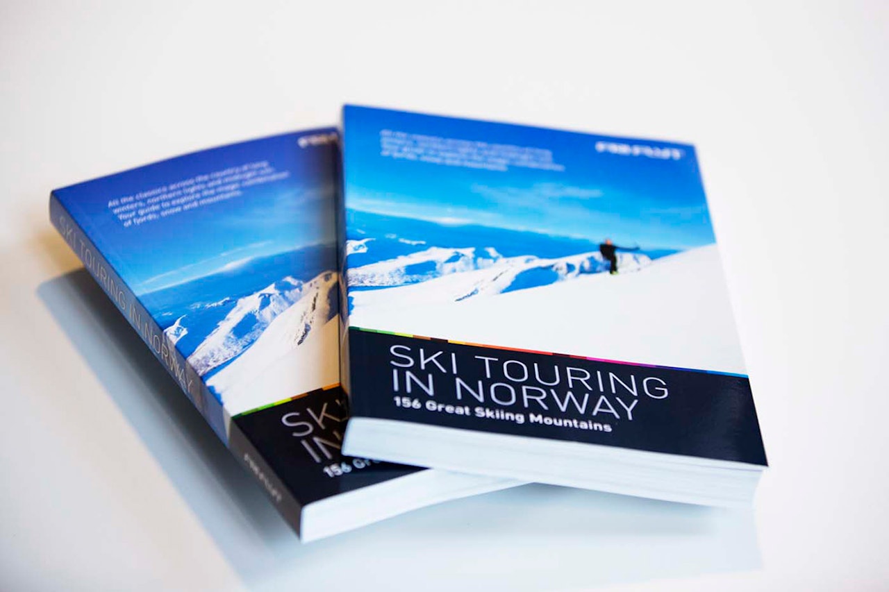 PRIS: Den engelskoversatte versjonen av Toppturer i Norge, Ski Touring in Norway, er nominert til årets guidebok. Foto: Kristoffer H. Klippernes