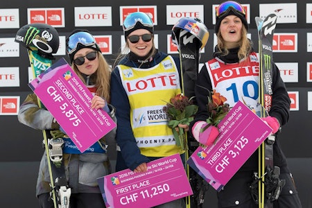 VANT: Tiril Sjåstad Christiansen på pallen foran Maggie Voisin og Emma Dahlström. Foto: Nor Freeski VANT: Tiril Sjåstad Christiansen på pallen foran Maggie Voisin og Emma Dahlström. Foto: Nor Freeski