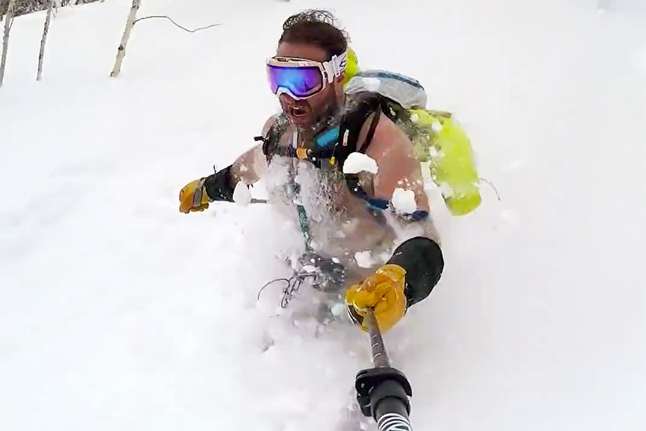 BAR: Her kjører han pudder i Japan i bar overkropp. Foto: Skjermdump BAR: Her kjører han pudder i Japan i bar overkropp. Foto: Skjermdump