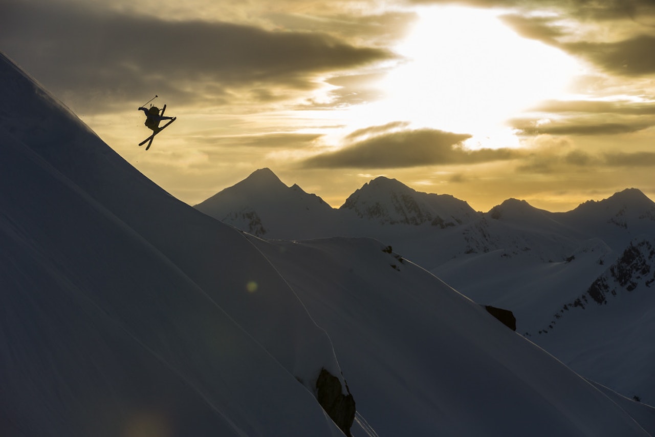 PÅ TOPPTUR: Når amerikanere stikker til Alaska for å gå topptur med breie ski blir det selvsagt plass til minst en 360 med tailgrab. PÅ TOPPTUR: Når amerikanere stikker til Alaska for å gå topptur med breie ski blir det selvsagt plass til minst en 360 med tailgrab.